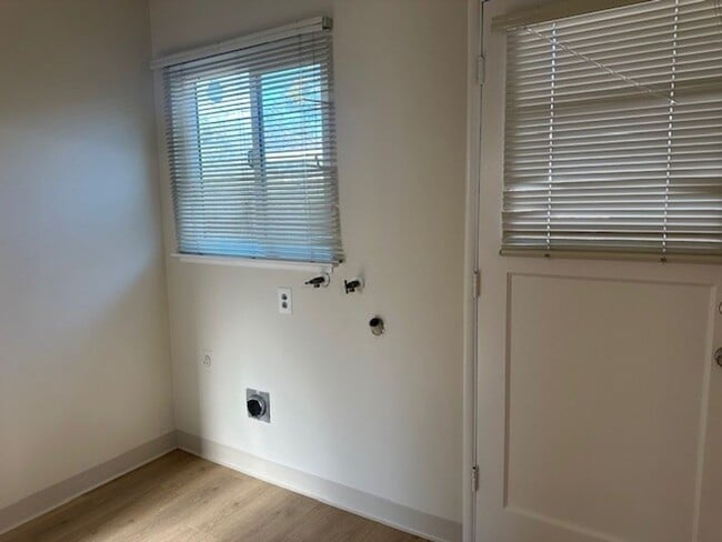 Building Photo - 55-1909