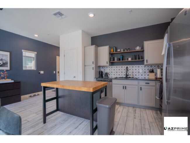 Building Photo - Upgraded 2/2.5 Phoenix Townhouse!