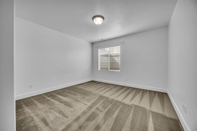Building Photo - 3 Bedroom Townhome in Riverton!