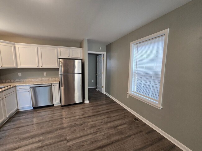 Building Photo - Updated 3 Bedrooms, 1.5 Bathrooms on a Dou...