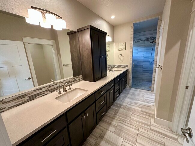 Building Photo - 405 Woodlawn Dr