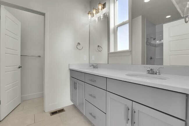 Building Photo - $2,500 - 2 Bed, 2 Full Bath Townhome In Broomfield with Central AC and In Unit Laundry!