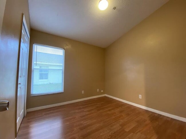 Building Photo - 9675 Hollyhill Dr