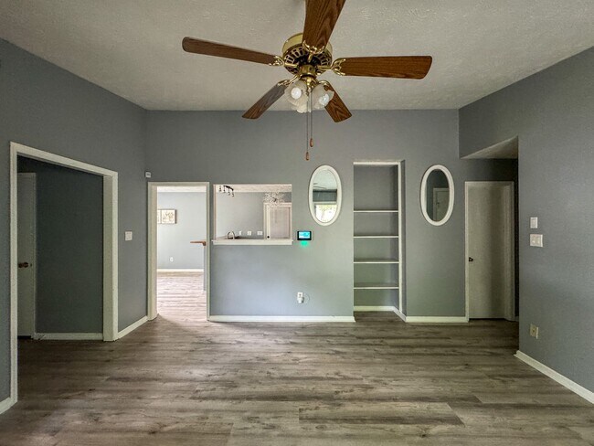 Building Photo - Charming 3 Bed 2 Bath Home with Fenced Yard