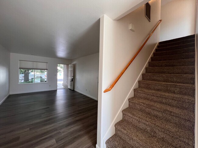 Building Photo - 665 Starlite Dr