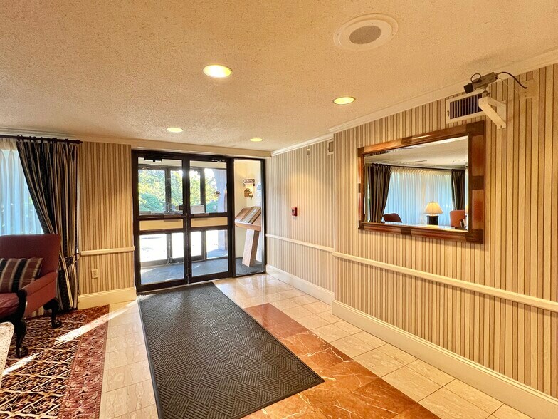 Building Photo - 1004 Paradise Rd