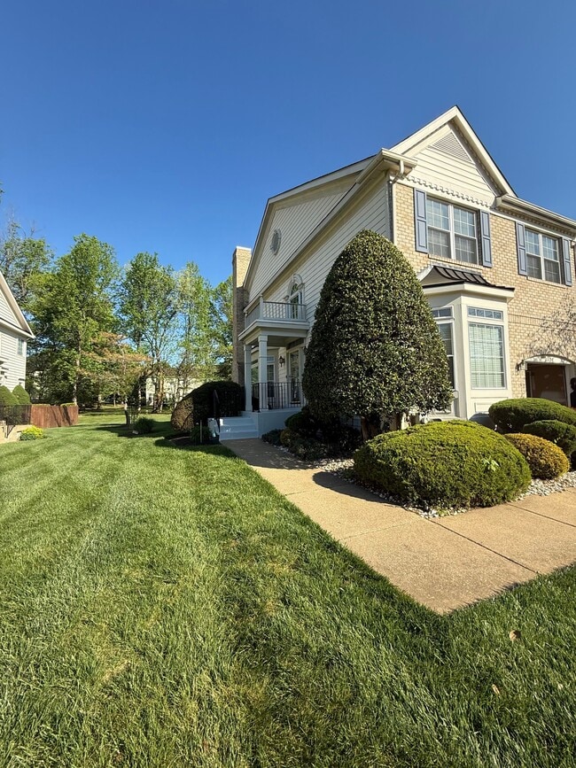 Building Photo - 2037 Woodshade Ct