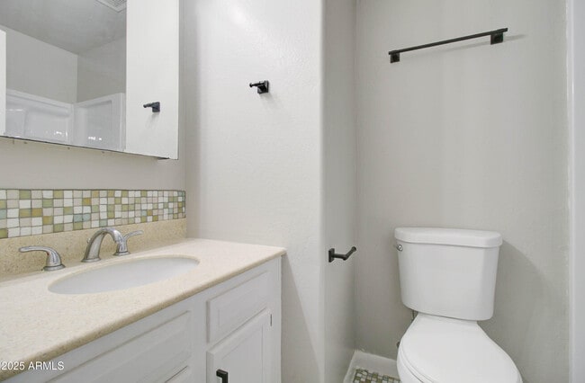 Building Photo - 2311 E Hartford Ave