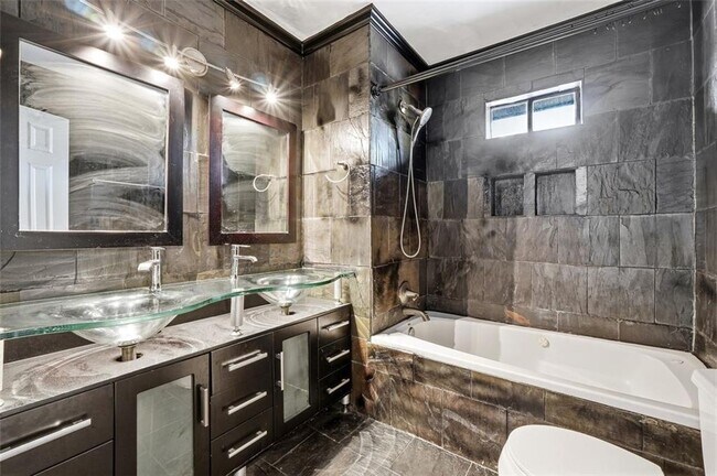 Building Photo - 4832 Valley View Ct