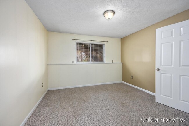 Building Photo - 5686 E Falling Leaf Dr SE