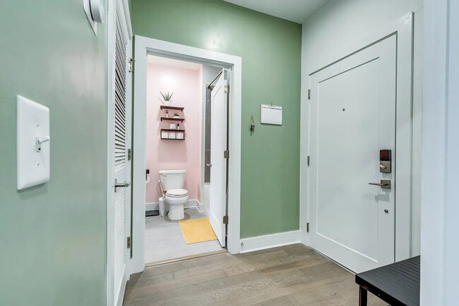 Building Photo - Stylish Updated Apartment Minutes from Downtown