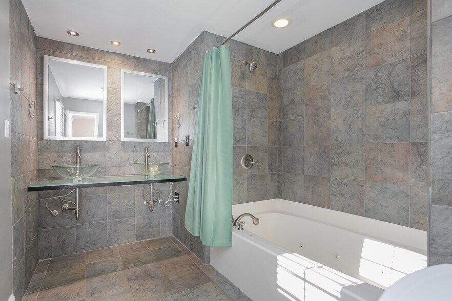 Main bathroom - 2244 W Front St