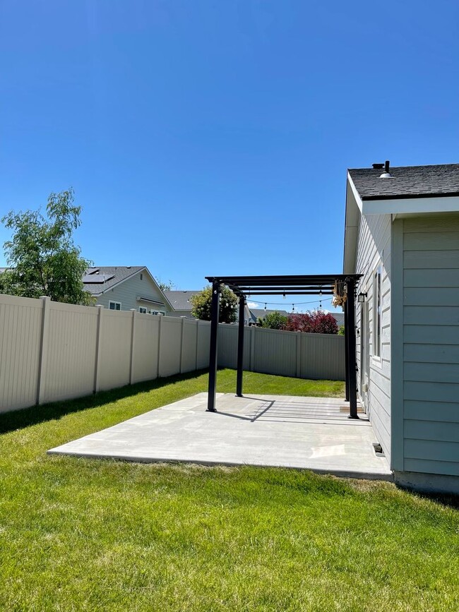 Building Photo - Pet Friendly Home in Nampa!