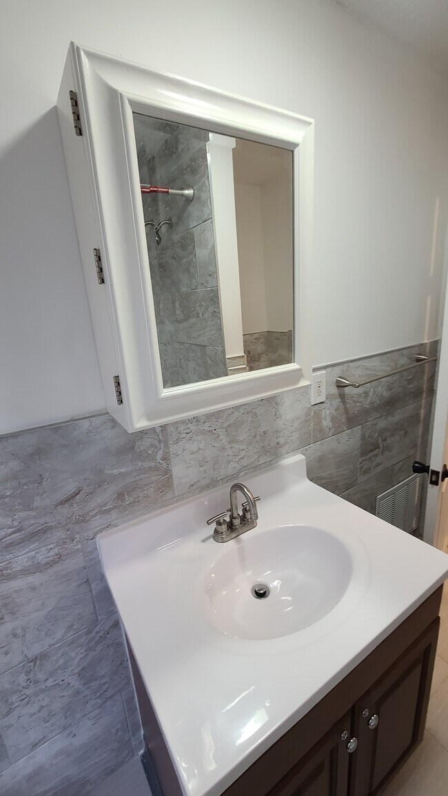 Building Photo - 197 Center St