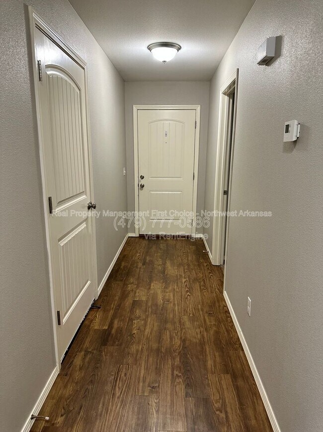 Building Photo - 2900 SW Amberwood Ave