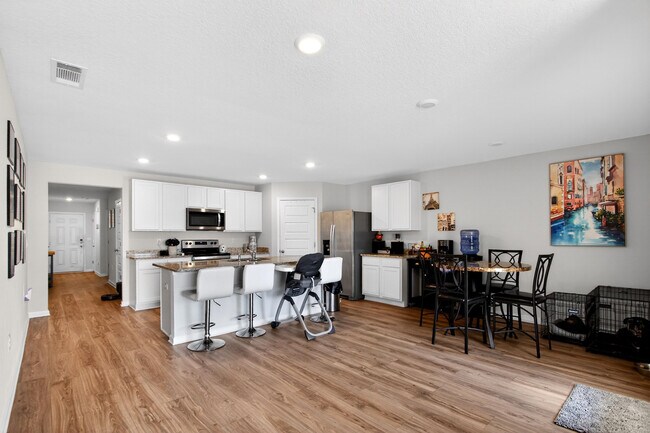 Building Photo - 727 Quintana St