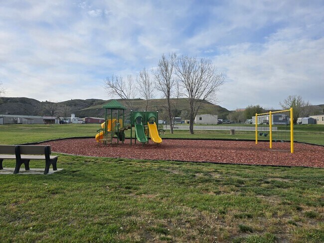 Building Photo - 2 bed 1 bath Home *Section 8 Welcome*