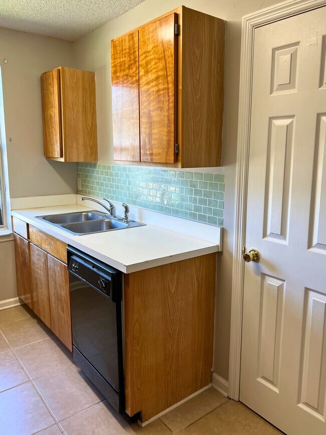 Building Photo - 410 Admiral's Walk Dr