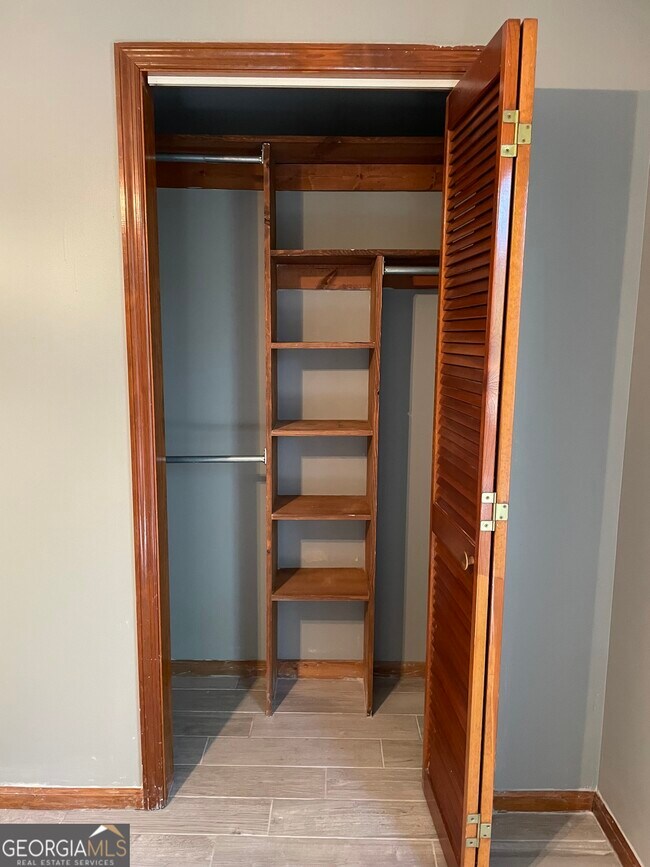 Building Photo - 211 N Woodvalley Dr