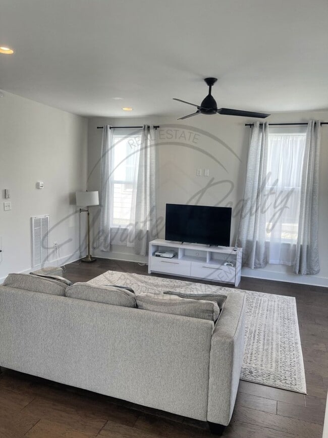 Building Photo - Modern 3-Bedroom Home in the Heart of Buen...