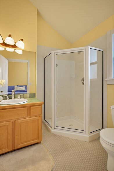 2nd Bedroom's Bathroom - 404 Aloha St