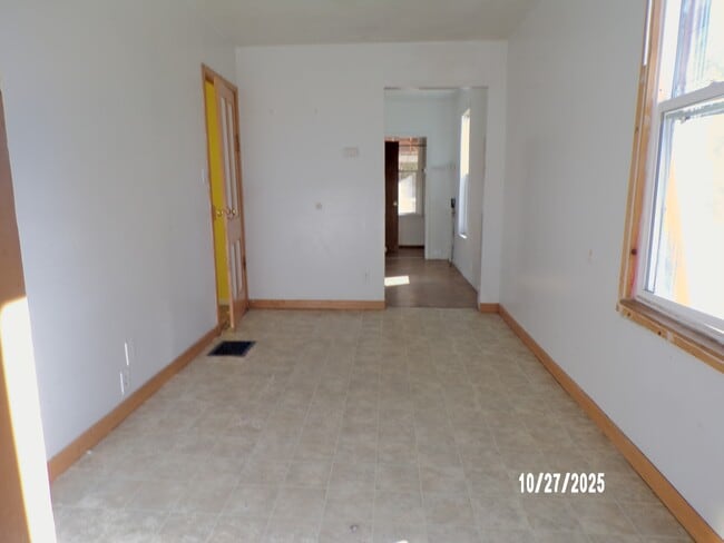 Building Photo - 814 E Main St