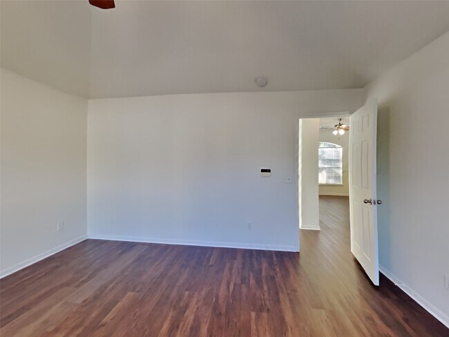 Building Photo - 2911 Linda Dr