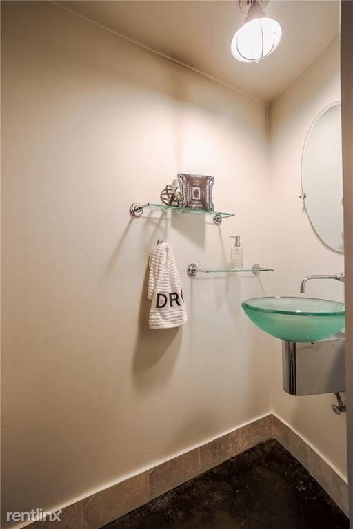 Building Photo - 1 br, 1 bath Apartment - 311 W 5th St