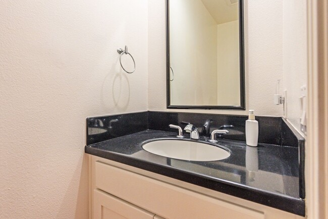 Building Photo - Spacious 3BD/2.5BA Mesa Townhome! (Walking...