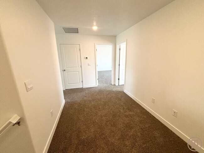 Building Photo - LIKE NEW Home in Long Valley!