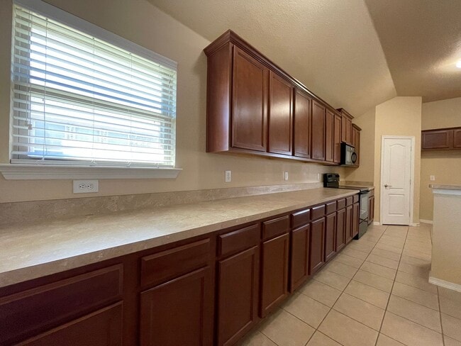 Building Photo - AVAILABLE NOW - 4 BEDROOM 2 BATH HOME IN B...