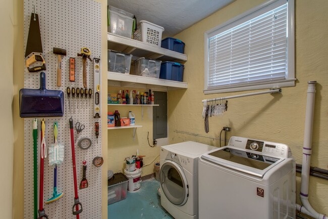 Building Photo - Crieve Hall Ranch with Studio