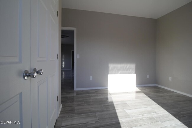 Building Photo - 517 Val Verde St