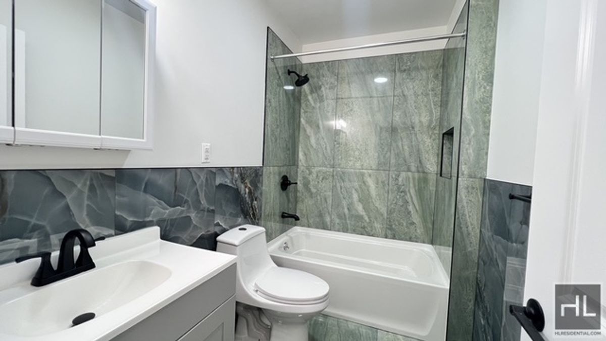 Building Photo - 251 E 55th St