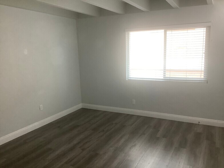Building Photo - 2121 Vanderbilt Ln