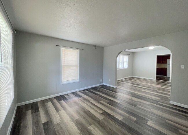 Building Photo - Spacious 3 bedroom home