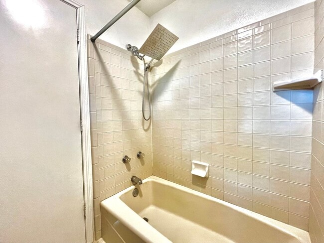 Building Photo - 1328 Kings Row