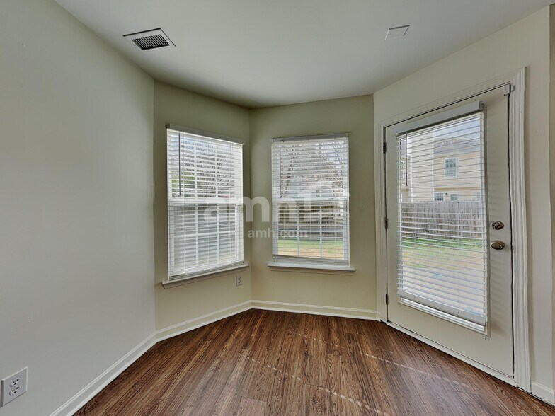 Building Photo - 1568 Pebble Ridge Dr