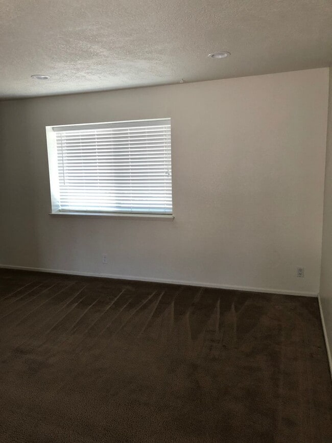 Building Photo - 3 BEDROOM APPLE VALLEY HOME