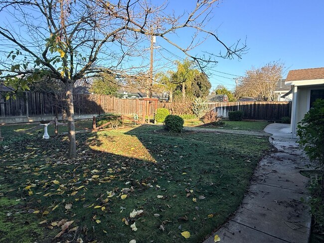 Building Photo - 4975 Bel Escou Dr