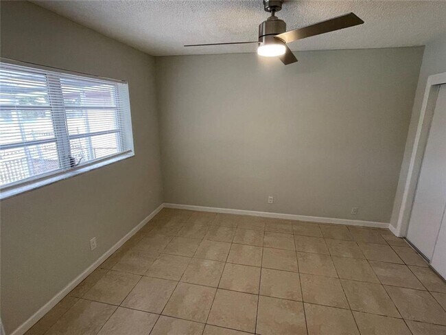 Building Photo - 5420-5422 SW 25th Ave