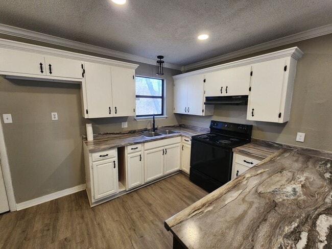 Building Photo - 8206 Dogwood Trail