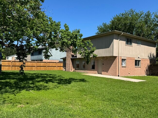Building Photo - 5614 Country Green St