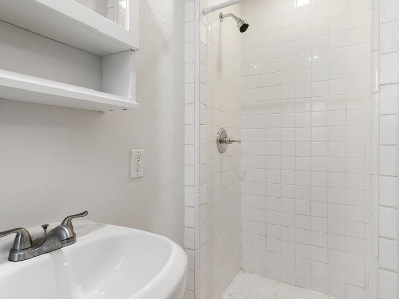 Building Photo - 1911 Church St