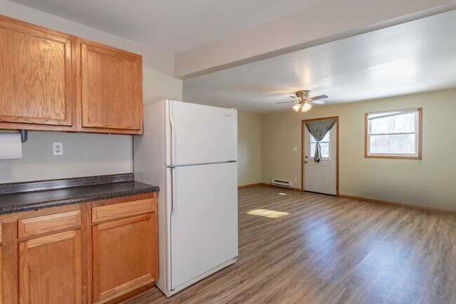 Building Photo - 315 W Railroad St