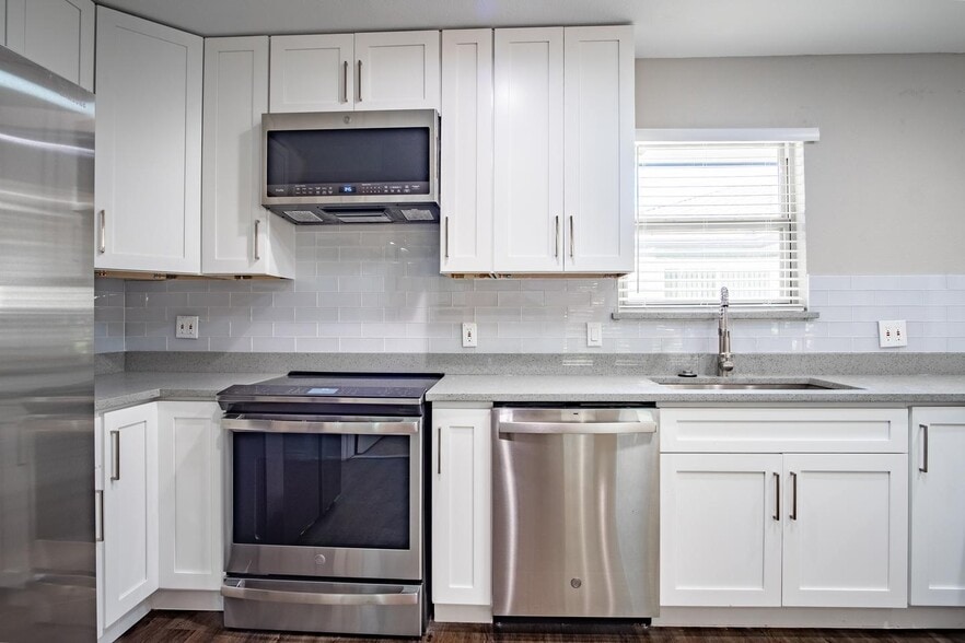 Building Photo - Gorgeous Prestonwood home with in-ground pool & large yard