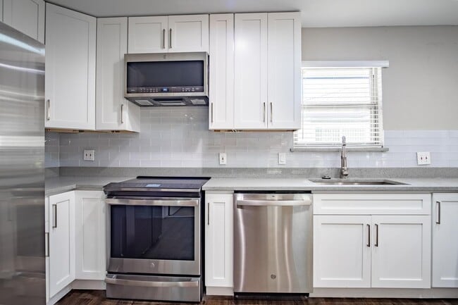 Building Photo - Gorgeous Prestonwood home with in-ground pool & large yard