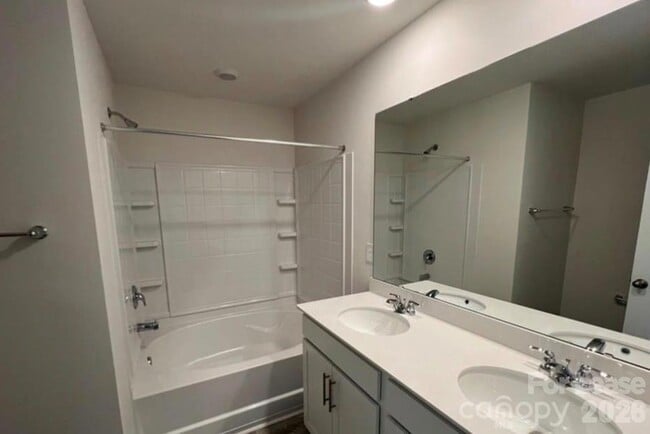 Building Photo - 1924 Vanderlyn St