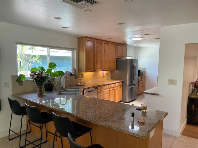 Building Photo - Massive Yard! 6 Bed / 2.5 Bath House on East Falls