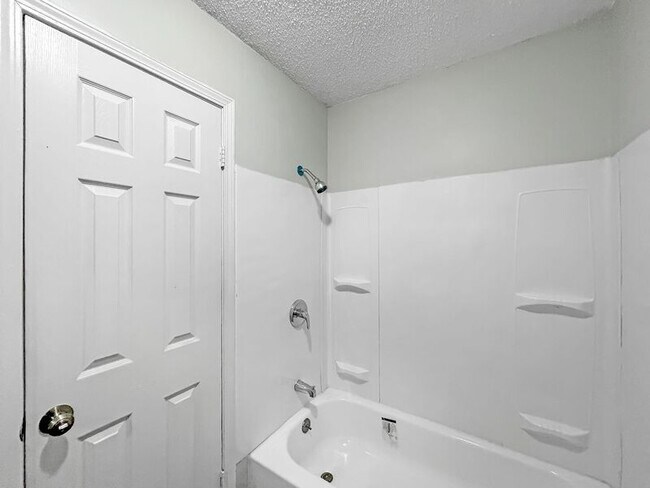 Building Photo - 533 Burkman Dr